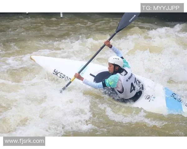 皮划艇激流回旋赛道挑战与晋级之路的精彩瞬间与技巧分享