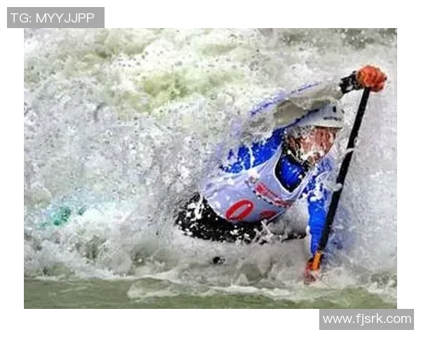 皮划艇激流回旋赛道挑战与晋级之路的精彩瞬间与技巧分享